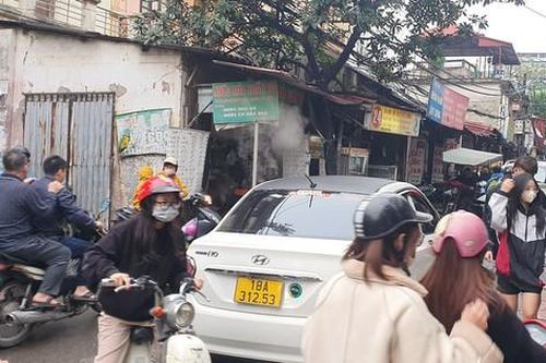 Hà Nội: Người dân 'chênh vênh' khi di chuyển qua con ngõ 'huyết mạch' chờ mở rộng