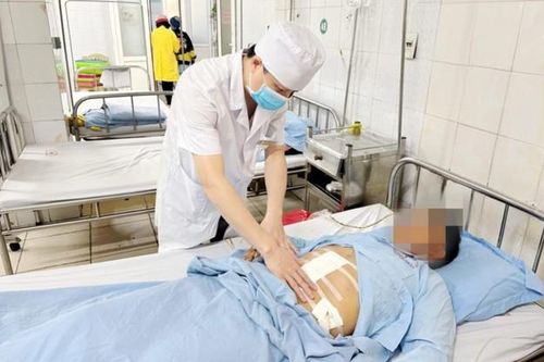 Hi hữu: Ngậm tăm cả khi ngủ, người đàn ông nuốt vào bụng, thủng tá tràng