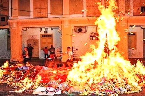 Cảnh báo nguy cơ hỏa hoạn từ thói quen đốt vàng mã, thắp hương dịp Tết