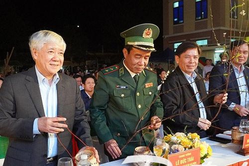 BẢN TIN MẶT TRẬN: Chủ tịch Đỗ Văn Chiến dự chương trình 'Xuân Biên phòng - Ấm lòng dân bản'