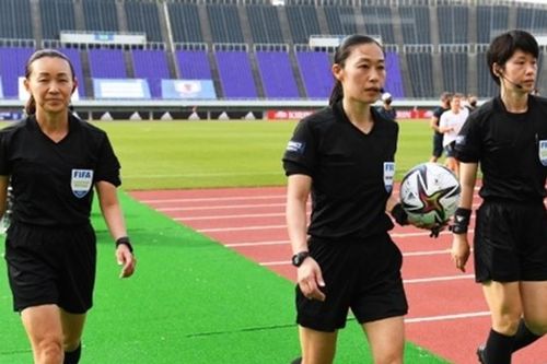 Trọng tài nữ đầu tiên cầm còi ở Asian Cup là ai?