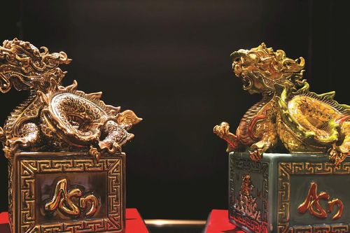 Độc đáo ấn Rồng gốm dát vàng