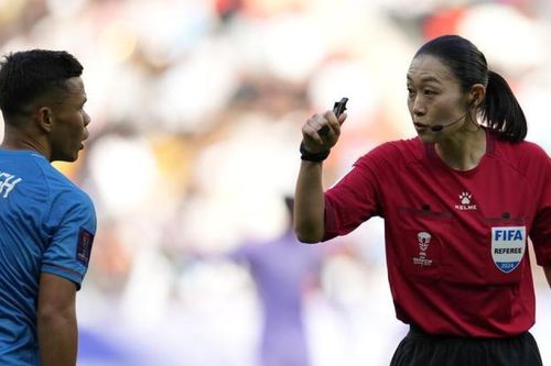 Nữ trọng tài đầu tiên trong lịch sử Asian Cup: nước rút không kém nam giới, từng bắt ở J-League và Cúp C1 châu Á, vẫn độc thân