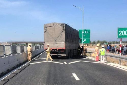 Khởi tố tài xế điều khiển xe tải tông cảnh sát giao thông