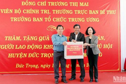 Đồng chí Trương Thị Mai thăm, trao quà Tết tặng người lao động tại Lâm Đồng