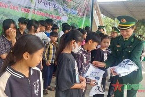 Trao 200 suất quà tặng nhân dân và học sinh xã biên giới Môn Sơn, Nghệ An