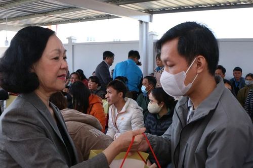 Thường trực Ban Bí thư Trương Thị Mai thăm, trao quà tết tại Lâm Đồng