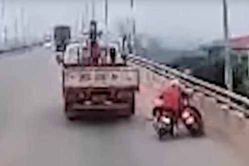 Tài xế xe tải chèn ép xe máy gây thương tích vì không cho vượt