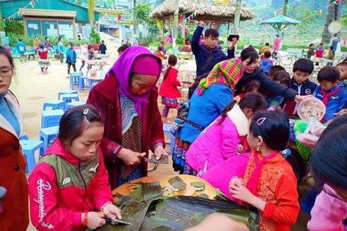 Giáo dục sẻ chia qua hoạt động gây quỹ ủng hộ bạn nghèo