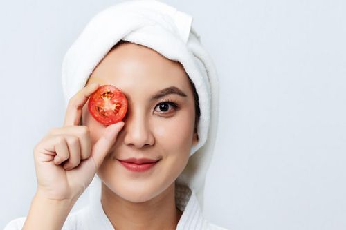 Làm trắng da cấp tốc đón Tết bằng... cà chua