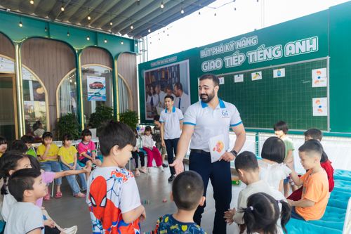 Giáo viên người nước ngoài dạy tiếng Anh miễn phí cho học sinh Quảng Bình