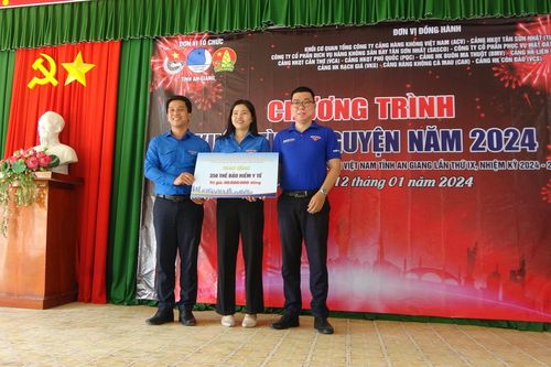 Trao tặng 350 thẻ BHYT cho bà con người dân tộc Khmer huyện miền núi Tri Tôn