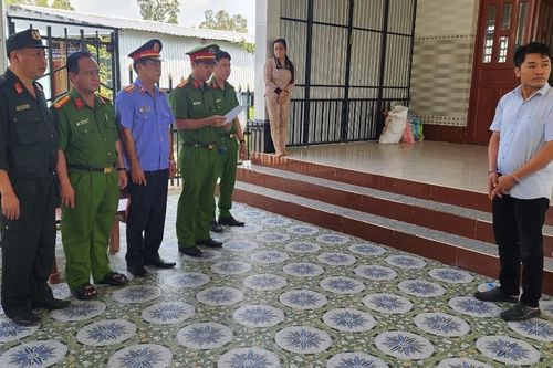 Bắt hai đối tượng lừa đảo cùng 'đàn em' dùng súng giải quyết mâu thuẫn