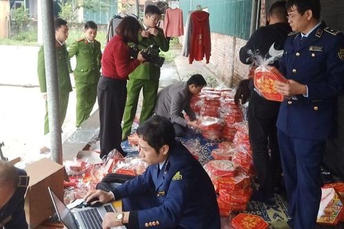 Phát hiện cơ sở sản xuất mứt Tết giả số lượng lớn