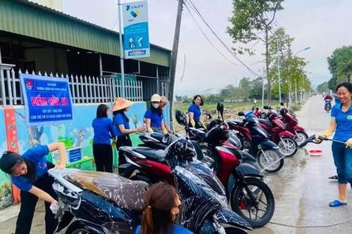Tiệm rửa xe đặc biệt gây quỹ cho trò nghèo