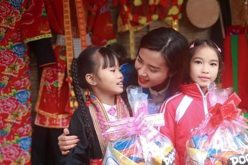 Tuổi trẻ Quảng Ninh mang mùa xuân đến sớm cho học sinh khó khăn