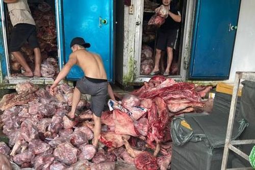 Phát hiện 3 tấn thịt lợn đổi màu, bốc mùi tại một kho thực phẩm ở Huế