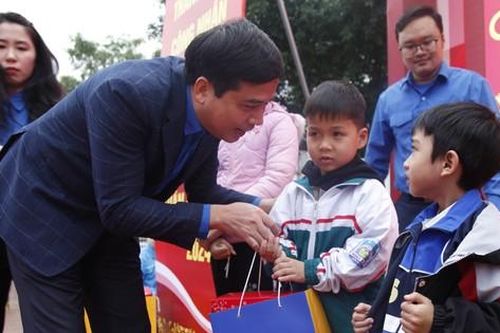 Bắc Ninh tặng quà con em công nhân và tuyên dương thanh niên khởi nghiệp