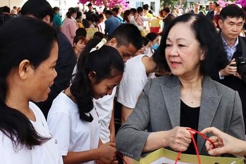Thường trực Ban Bí thư tặng quà Tết cho người lao động ở Lâm Đồng