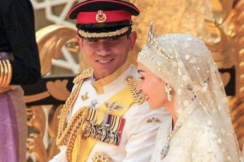 Bắn 17 loạt đại bác mừng đám cưới Hoàng tử Brunei