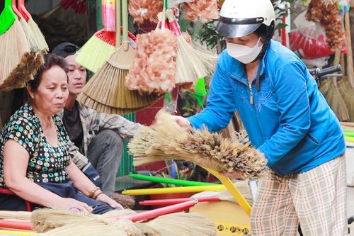 Buồn vui lẫn lộn vào dịp Tết tại làng chổi đót duy nhất ở TP.HCM