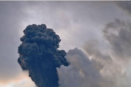 Núi lửa Indonesia phun trào, tạo ra cột tro cao 1.300m