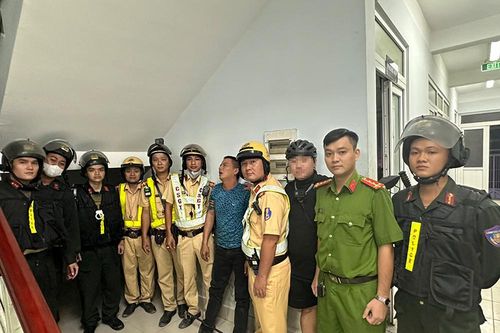 CSGT truy đuổi, nổ súng bắt 2 kẻ cướp xe máy ở TP.HCM
