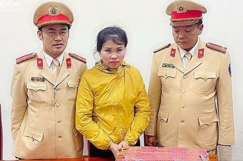 Trên đường tuần tra, bắt quả tang 2 đối tượng tàng trữ trái phép pháo
