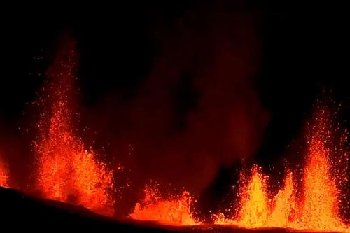 Núi lửa phun trào ở Tây Nam Iceland, người dân nhận lệnh sơ tán trong đêm