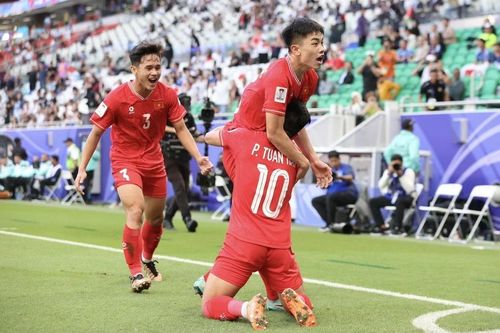 Khoảnh khắc vỡ òa khi Đình Bắc và Tuấn Hải ghi bàn vào lưới Nhật Bản