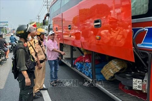 Bình Dương phát hiện xe khách chở 35 bình khí bóng cười