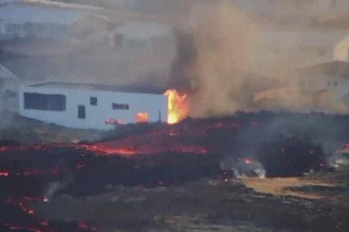 Nhà cửa bốc cháy rừng rực sau khi dung nham núi lửa tràn vào thị trấn ở Iceland