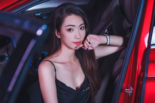 'Thiên thần sắc đẹp' khoe dáng bên xe hơi