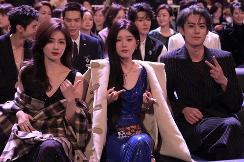 Loạt ảnh gây sốt tại Đêm hội Weibo: Dương Tử - Dương Mịch đọ sắc chưa bằng Tiêu Chiến – Lộ Tư tái hợp