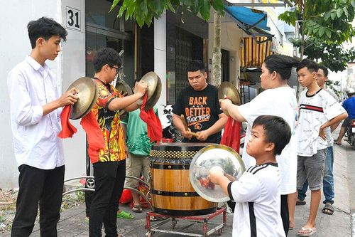 Lân chờ đón Tết