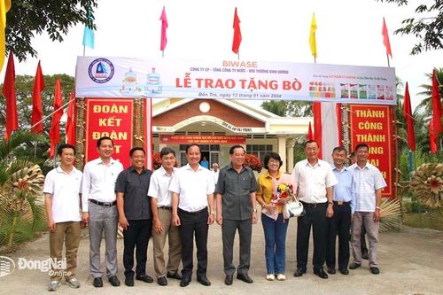 Tặng 6 con bò giống cho nông dân nghèo huyện Ba Tri, Bến Tre