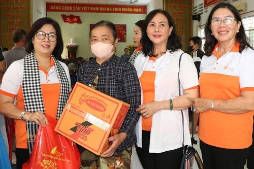 Khám bệnh, phát thuốc, tặng quà cho hộ nghèo tại xã Tân Thuận Tây