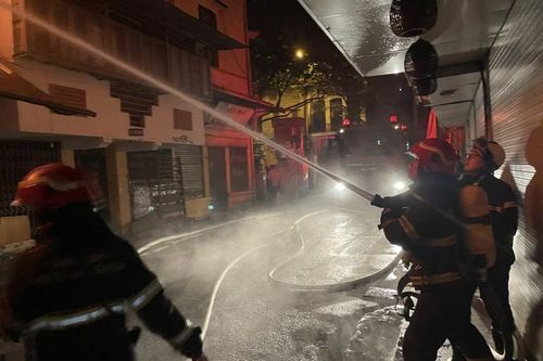 Hà Nội: Cảnh sát giải cứu hai người khỏi đám cháy trên phố cổ