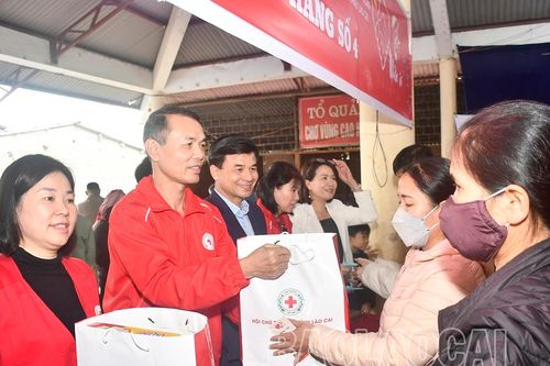 'Phiên chợ đón xuân ấm áp' tại vùng cao Hợp Thành