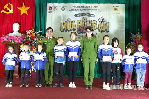 Trao tặng 95 suất quà, học bổng cho học sinh, hộ nghèo xã Minh Hương