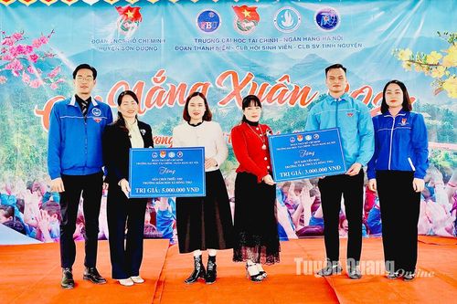 Trao quà Tết cho người cao tuổi, trẻ em có hoàn cảnh khó khăn xã Đông Thọ