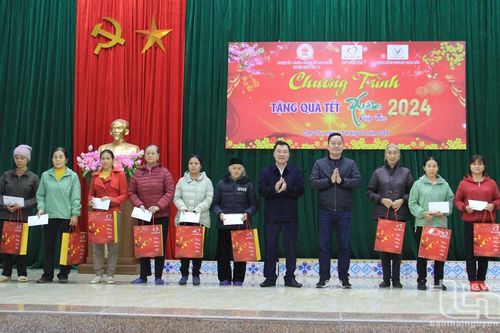 Quỹ Thiện Tâm (Tập đoàn Vingroup) tặng 500 suất quà Tết tại Định Hóa