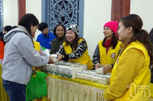 Phú Lương: Nhiều phần quà được trao tại Phiên chợ không đồng