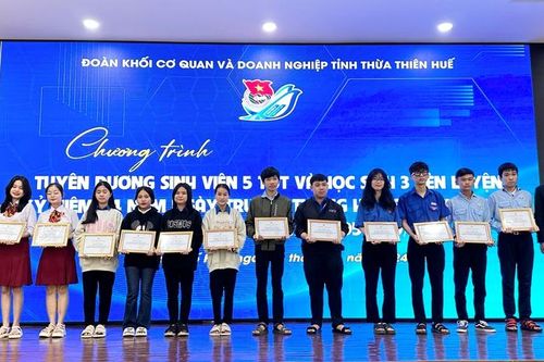 Tuyên dương 30 'Sinh viên 5 tốt', 'Học sinh 3 rèn luyện'
