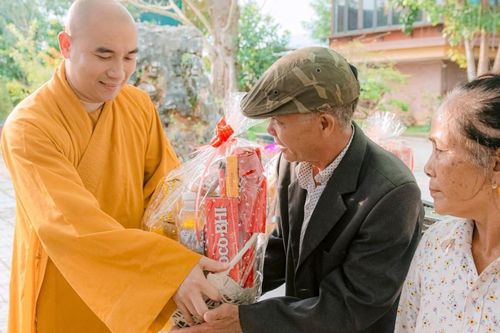 Chùa Chí Linh trao 100 suất quà Tết đến hội viên Hội Người cao tuổi H.Yên Thành