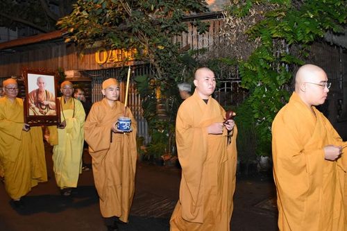Phụng tống kim quan Trưởng lão Hòa thượng Thích Thanh Vân đến nơi trà-tỳ