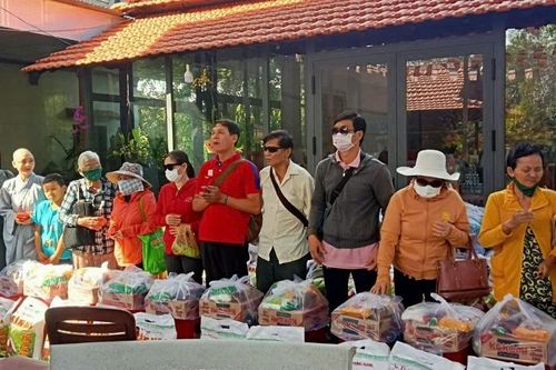 Chùa Thanh Lương (H.Xuân Lộc) tặng quà Tết đến người khiếm thị, khuyết tật tại địa phương