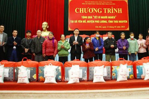 TAND thành phố Thái Nguyên trao tặng quà Tết cho người nghèo