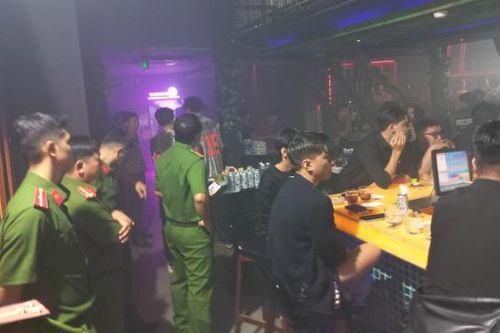 Quán beer club vi phạm về PCCC có nhiều người tụ tập hít khí cười