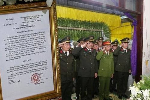 Trao Quyết định truy thăng cấp bậc hàm đối với Phó trưởng Công an phường hy sinh khi làm nhiệm vụ